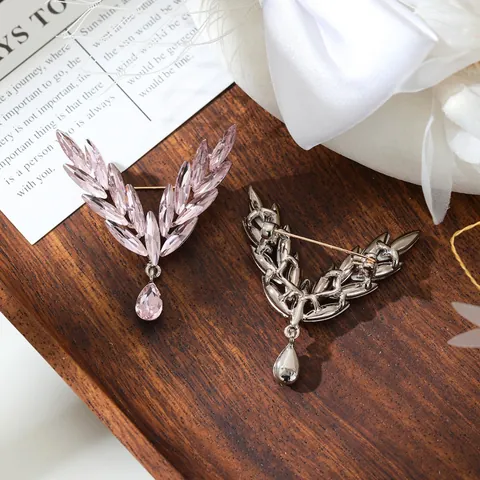 Elegant Angel Wings Brooch For Women Alloy Rhinestone Wings Breastpin With Water Drop Pendant Fashion Jewelry Gift