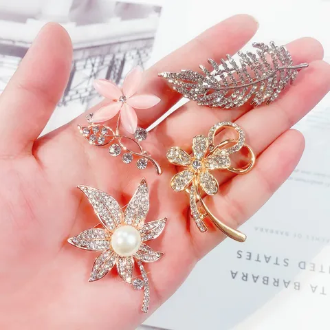 Elegante Damen Herz Blumen Brosche Legierung Galvanisiert Strass Künstliche Perle Pins Für Party Bankett Mode Schmuck