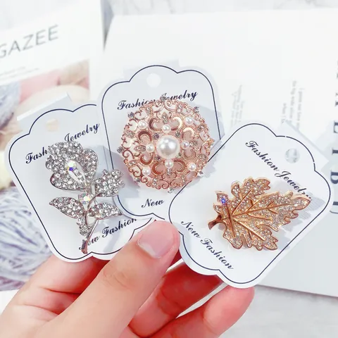 Elegante Damen Herz Blumen Brosche Legierung Galvanisiert Strass Künstliche Perle Pins Für Party Bankett Mode Schmuck