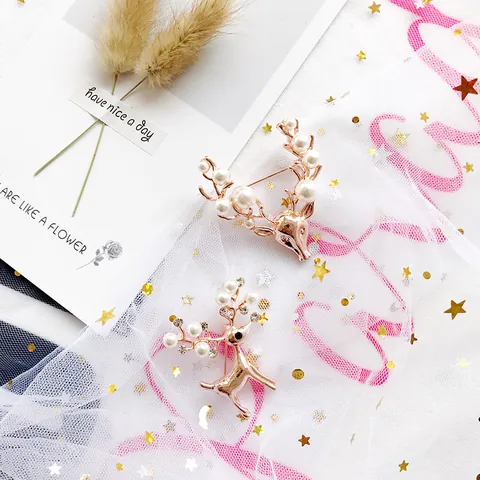 Christmas Reindeer Brooch For Women Rose Gold Plated Alloy Artificial Pearl Rhinestone Deer Head Lapel Pin Jewelry Accessory