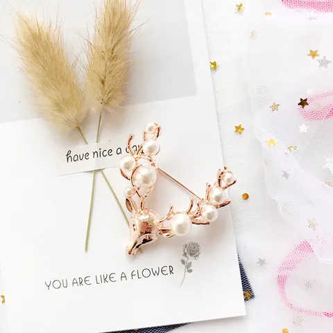Christmas Reindeer Brooch For Women Rose Gold Plated Alloy Artificial Pearl Rhinestone Deer Head Lapel Pin Jewelry Accessory