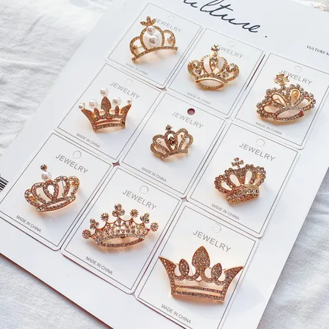 Eleganter Legierung Strass Krone Brosche Für Damen Koreanischer Stil Gold Silber Künstliche Perle Anzug Nadel Professionelle Bekleidung Dekoration