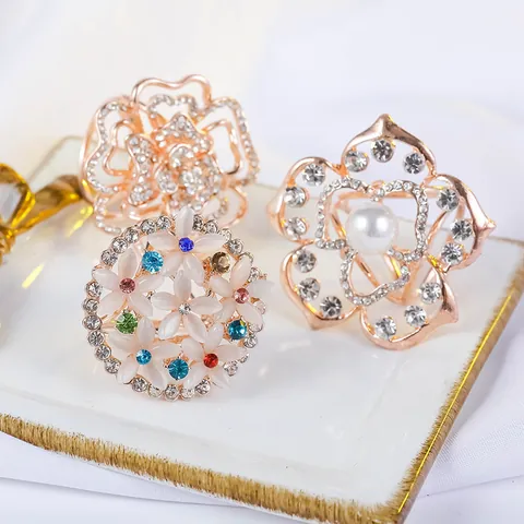 Mode Legierung Strass Schalschnalle Kreative Blume Schmetterling Künstliche Perle Schal Clip Elegante Accessoires Für Damen