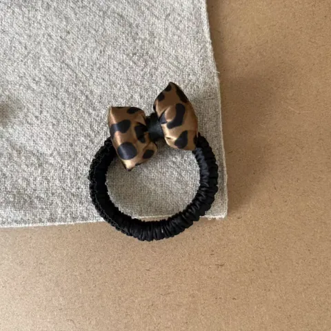 Vintage Leopard Print Hair Accessories For Women Satin Bow Hair Ties Heart Hair Clips Elastic Scrunchies And Claw Clip Retro Headwear