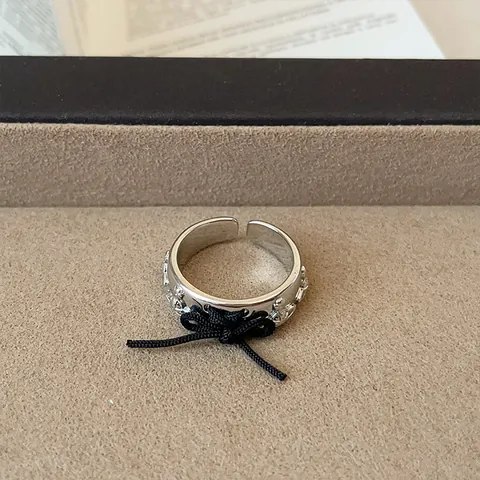Anello Aperto di Design con Fiocco e Pianeta per Donna Anello in Metallo Regolabile alla Moda con Cordino Nero Gioiello Regalo