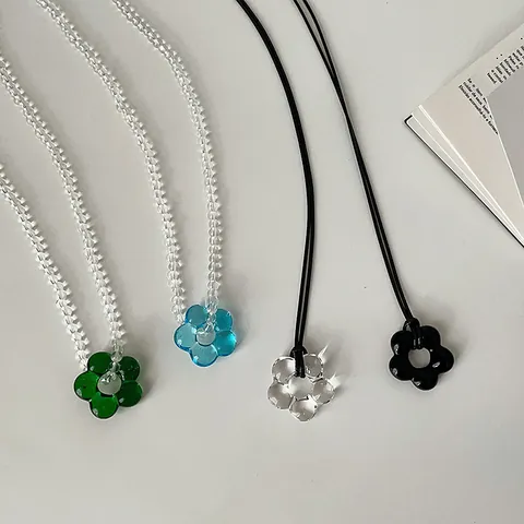 Collana di Perline a Forma di Fiore in Vetro Colorato di Design di Nicchia Catena in Acciaio al Titanio Choker Estivo Dolce per Donna