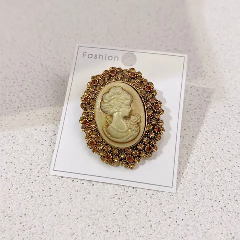European Court Retro Beauty Head Cameo Brooch For Women Alloy Rhinestone Relief Portrait Pin Vintage Jewelry Accessory