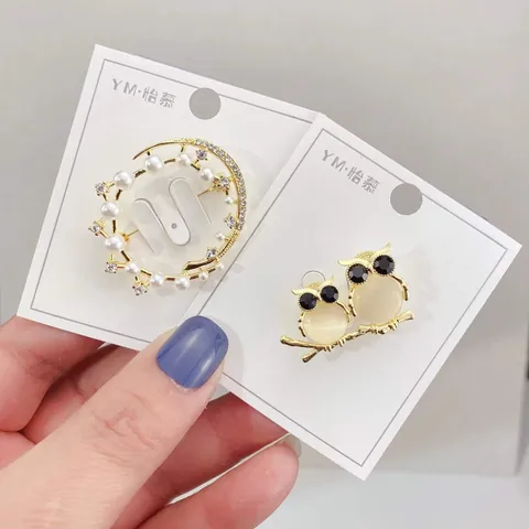 Elegante Legierung Künstliche Perle Strass Brosche Für Damen Exquisite Blumige Blatt Schleife Schmuck Geschenk Goldene Broschennadeln