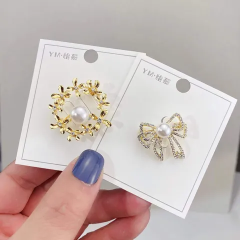 Elegante Legierung Künstliche Perle Strass Brosche Für Damen Exquisite Blumige Blatt Schleife Schmuck Geschenk Goldene Broschennadeln