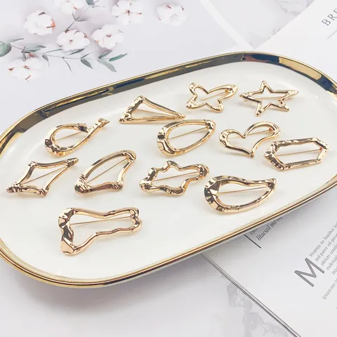 Minimalistische Legierung Geometrische Hohlbrosche Für Damen Herren Gold Silber Plattierte Metallnadel Modeaccessoires
