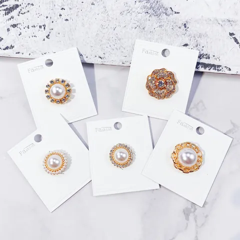 Eenvoudige Legering Kunstparel Strass Magnetische Broche Voor Dames Naaldloze Anti-Blootstelling Gesp Goud Zilver Elegante Bloem Broches Sieraden