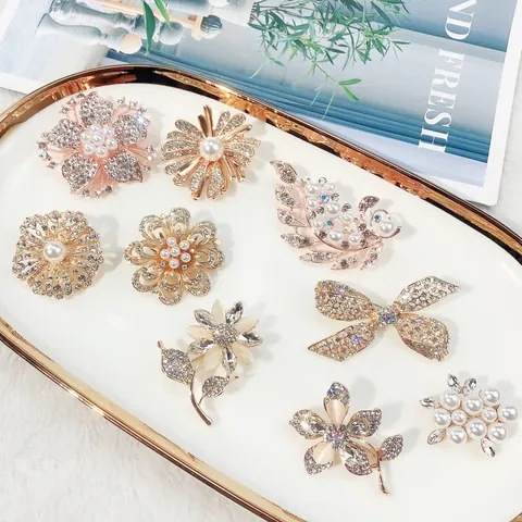 Westlicher Stil Legierung Strass Künstliche Perle Blumenbrosche Für Damen Mode Elegante Kleidung Accessoires Bankett Schmuck Anstecknadel