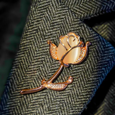 Vintage Rose Flower Brooch Pin with Artificial Cat Eye Stone and Rhinestone For Women Korean Style Rose Gold Lapel Pin
