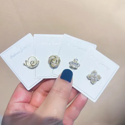 Koreanischer Stil Kupfer Zirkonia Mini Brosche Für Damen Anti-Exposition Pins Krone Blume Tier Geformt Kleidung Dekoration Schmuck