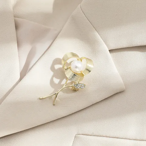 Minimalist Gold Plated Alloy Rose Flower Brooch For Women Geometric Floral Pin With Artificial Pearl Rhinestone Inlay Elegant Suit Lapel Pin Jewelry Accessory
