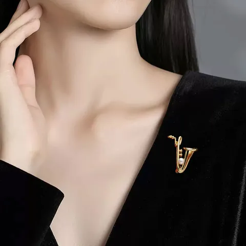 Vintage Saxophone Brooch Elegant Alloy Musical Note Pin With Freshwater Pearl Antique Instrument Brooch For Women Party Jewelry Gift