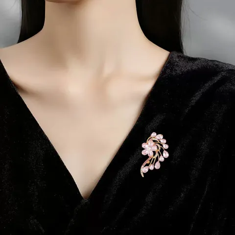 Elegant Pink Crystal Flower Brooch For Women Alloy Rhinestone Suit Pin For Wedding Party Dress Suit Lapel Decorative Accessories