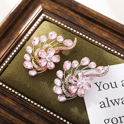 Elegant Pink Crystal Flower Brooch For Women Alloy Rhinestone Suit Pin For Wedding Party Dress Suit Lapel Decorative Accessories