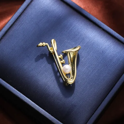 Vintage Saxophone Brooch Elegant Alloy Musical Note Pin With Freshwater Pearl Antique Instrument Brooch For Women Party Jewelry Gift