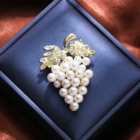 Elegant Korean Style Artificial Pearl Rhinestone Brooch Pin For Women Fashion Alloy Flower Swan Grape Brooch Scarf Buckle Jewelry Accessory