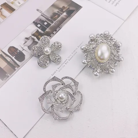 Elegant Alloy Rhinestone Artificial Pearl Floral Brooch For Women Korean Style Simple Anti-exposure Flower Chest Pins Banquet Party Accessory