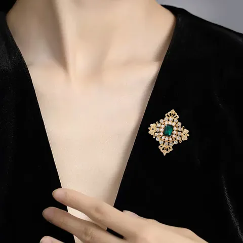 Spilla in Stile Palazzo Europeo Vintage con Pietra Preziosa Verde Smeraldo Perla Artificiale Strass Lega Dorata per Donna