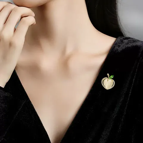 Exquisite Apple Brooch For Women Alloy Cat Eye Stone Rhinestone Fruit Corsage Cardigan Pin Anti-Slip Buckle Fashion Jewelry