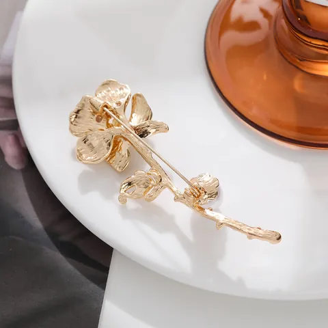 Elegant Gold Plated Alloy Rhinestone Rose Brooch With Artificial Pearl Luxury Flower Lapel Pin For Women Suit Jacket Accessories