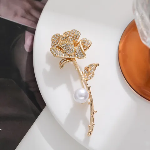 Elegant Gold Plated Alloy Rhinestone Rose Brooch With Artificial Pearl Luxury Flower Lapel Pin For Women Suit Jacket Accessories