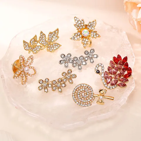 Elegant Alloy Rhinestone Brooch Pin For Women Fashion Swan Flower Maple Leaf Suits Shirt Anti-Exposure Buckle Jewelry Gift