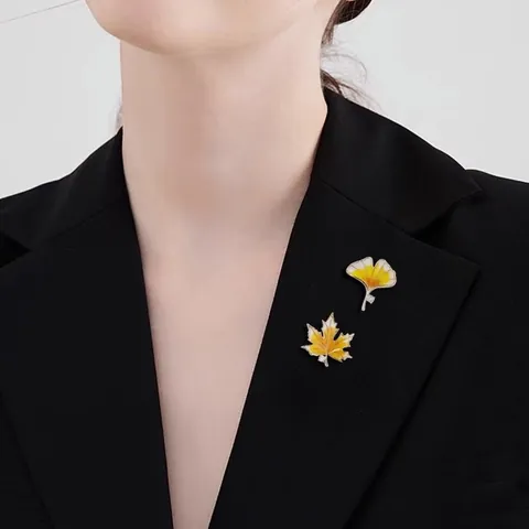 Elegant Alloy Ginkgo Maple Leaf Brooch Pin For Women Rhinestone Gradient Enamel Lapel Pin Fashion Jewelry Dress Scarf Accessory