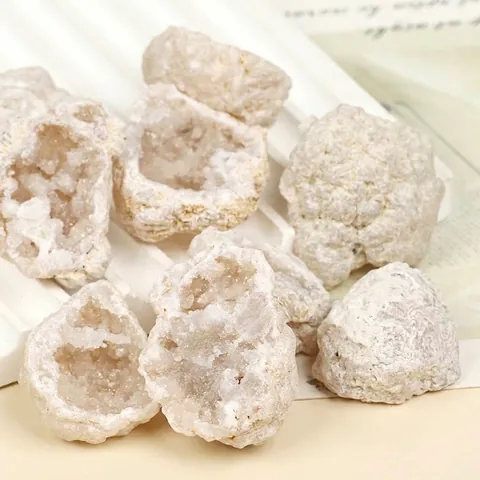 Ensemble de 8 Pierres Géodes de Quartz Naturel Agate Creuses Cristaux Bruts Minéraux Dans Boîte Cadeau Décoration Maison Collection