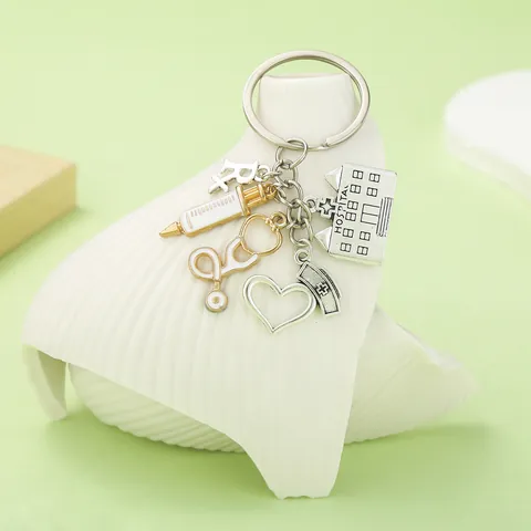 Llavero de Tema Médico Jeringa Estetoscopio Hospital Corazón Colgantes Regalo de Enfermera Llavero de Aleación para Mochila Coche Llave Accesorio