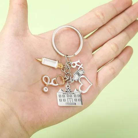 Llavero de Tema Médico Jeringa Estetoscopio Hospital Corazón Colgantes Regalo de Enfermera Llavero de Aleación para Mochila Coche Llave Accesorio