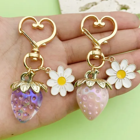 Sweet Resin Strawberry Daisy Flower Keychain For Women Heart Shaped Gold Zinc Alloy Clip Fruit Bag Charm INS Cute Girly Car Key Ring Ornament