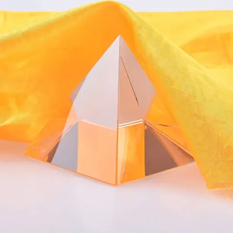 Ornement de Pyramide en Cristal K9 Clair Solide Avec Gravure Intérieure en Or Presse-papiers Géométrique pour Décoration de Bureau Maison
