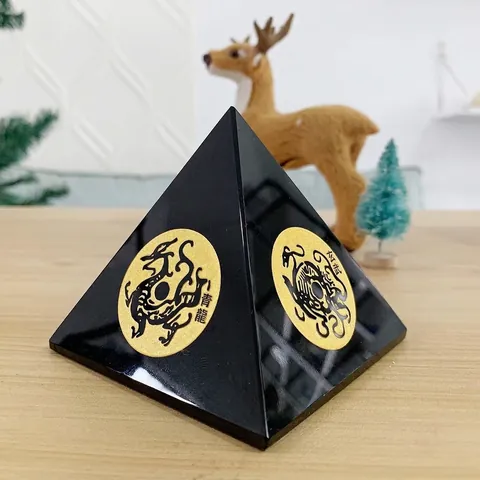 Ornamento a Piramide in Cristallo Nero Retrò Cinese Moderno Con Scrittura Oro Creature Mitiche Tradizionali Decorazione da Tavolo per Casa Ufficio