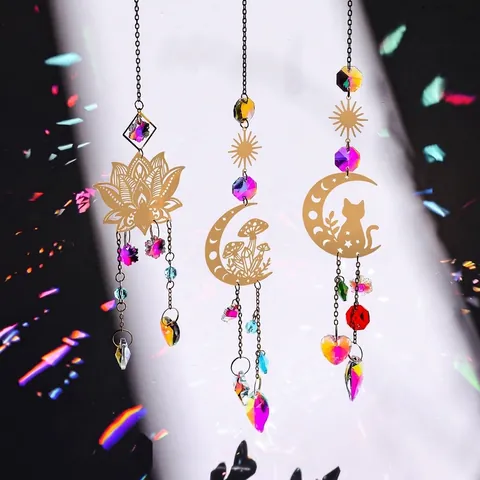 Carillon à Vent en Cristal Suncatcher Alliage Doré Lune Chat Champignon Lotus Ornement Suspendu Coloré pour Décor de Jardin