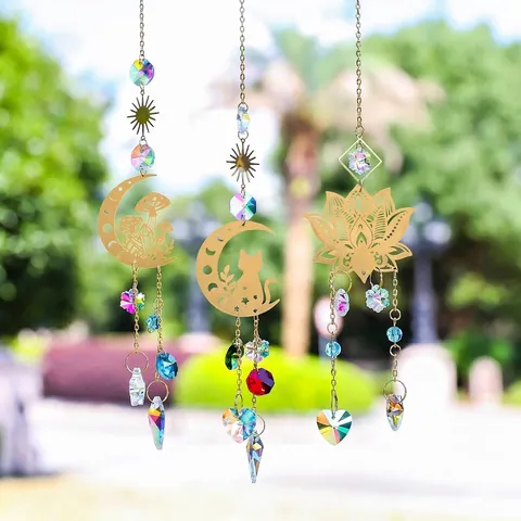 Carillon à Vent en Cristal Suncatcher Alliage Doré Lune Chat Champignon Lotus Ornement Suspendu Coloré pour Décor de Jardin