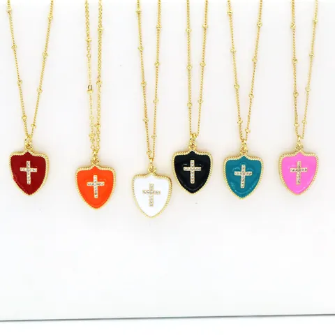 Collar con Colgante de Cruz de Escudo Estilo Europeo Americano de Cobre con Esmalte de Goteo y Circonia para Parejas