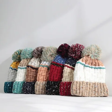 Damen Winter Verdickt Fleece Gefüttert Strickmütze Mehrfarbig Kontrast Bommel Warm Ohrenschutz Weiche Acryl Beanie