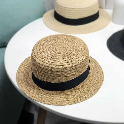 Canotier en Paille Coréen pour Femmes Calotte Plate Été Protection Solaire Chapeau de Plage Avec Ruban Noir Doux Chapeau de Mode