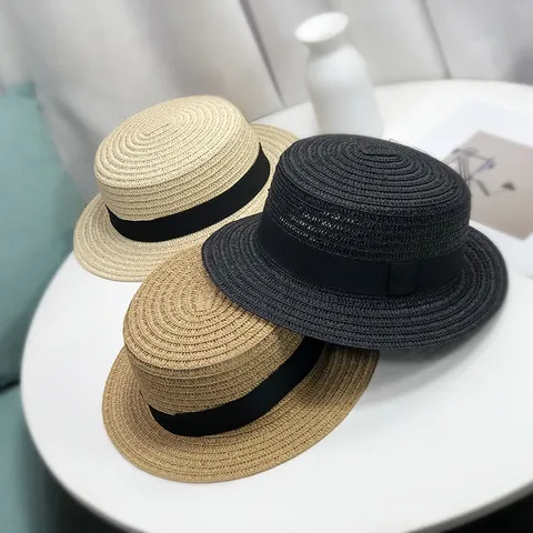 Canotier en Paille Coréen pour Femmes Calotte Plate Été Protection Solaire Chapeau de Plage Avec Ruban Noir Doux Chapeau de Mode
