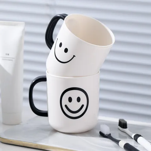 Weiße Becher