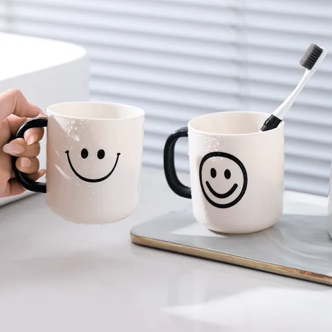 Ins Stil Smiley Gesicht Mundspülbecher Minimalistischer Schwarz-Weiß Paar Zahnbürstenbecher mit Griff Tragbarer Plastikbecher