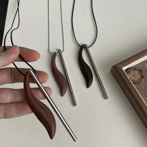 Retro Lange Ebenholz Edelstahl Anhänger Halskette Unregelmäßige Minimalistische Pulloverkette Nische Design Schmuck Für Herren Damen