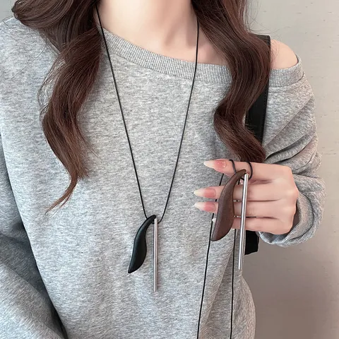 Retro Lange Ebenholz Edelstahl Anhänger Halskette Unregelmäßige Minimalistische Pulloverkette Nische Design Schmuck Für Herren Damen