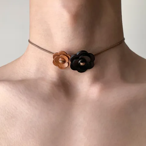 Retro Wooden Flower Choker Necklace Handmade Leather Cord Indie Design Floral Collar Neckband For Women Unisex Jewelry