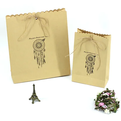 Künstlerische Geschenktüte aus Kraftpapier mit Traumfängermuster Wellenrand Verpackungsbeutel mit Schleife für Hochzeit Party Braun