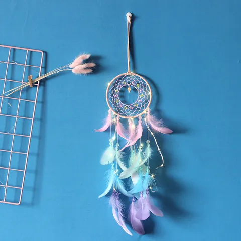 Attrape-Rêve Fait à la Main Suspension Murale Avec Lumière LED Plumes Colorées en Dégradé Ornement Bohème pour Décoration de Chambre Cadeau Femme